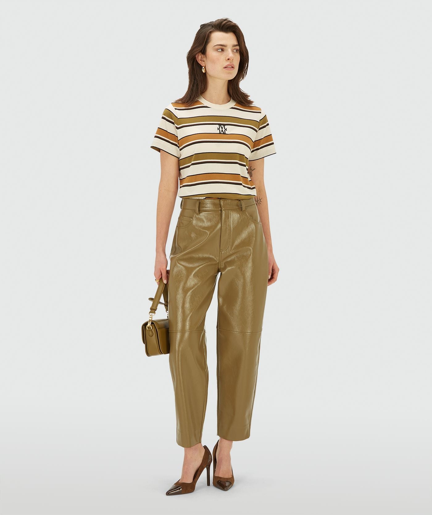 Image 7: Model draagt een Olive Green Stripe korte mouwen T-shirt. Het T-shirt heeft een regular fit, een ronde hals, streeppatroon en het JOSH V monogram op de borst