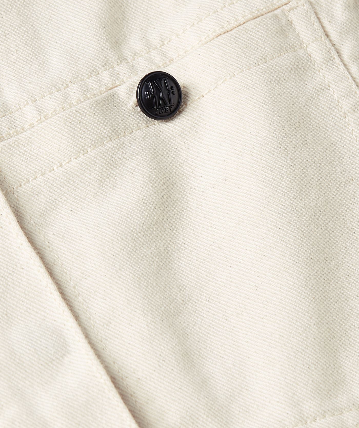 Image 33: Close-up van een oversized gilet in de kleur Ecru