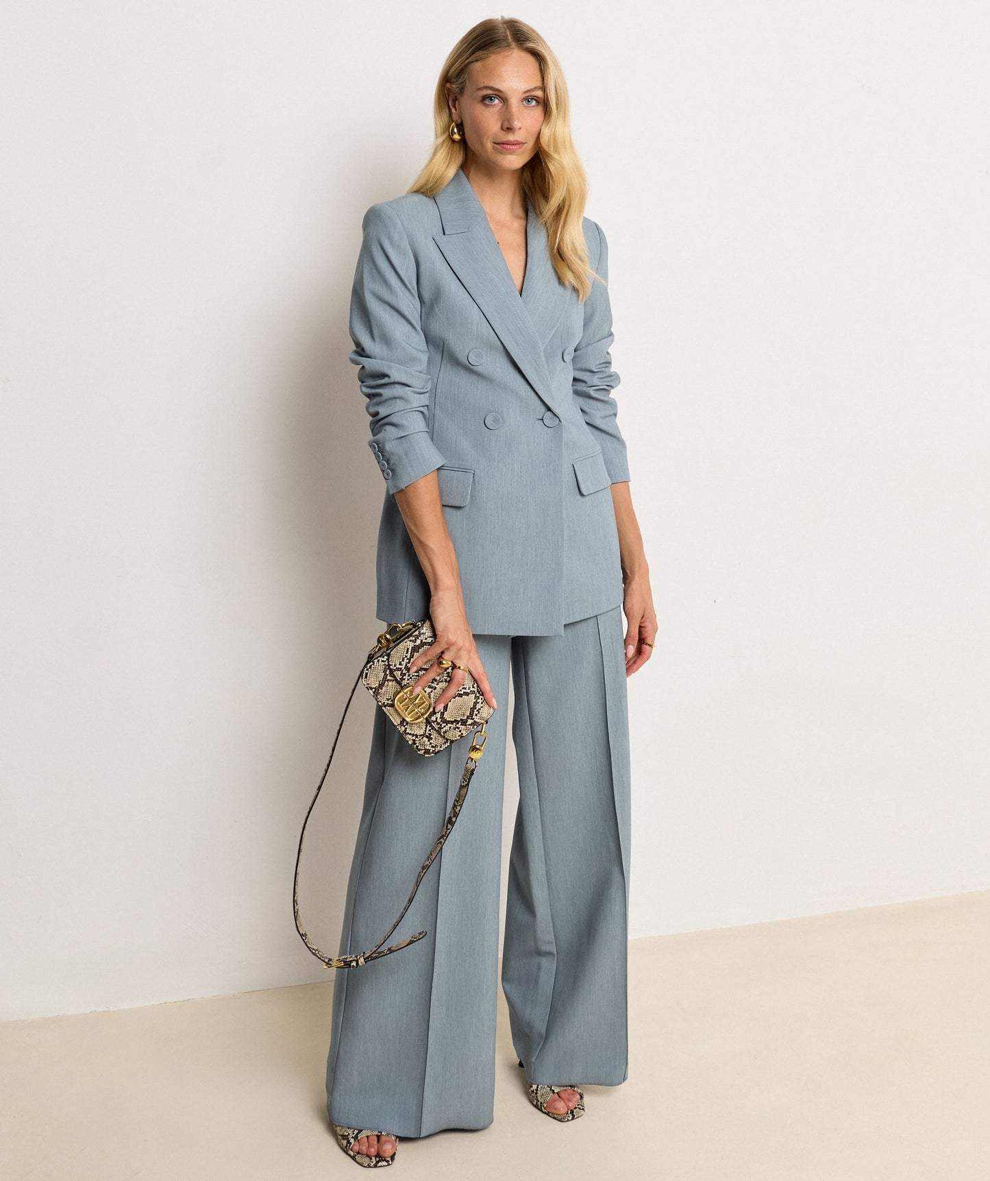 Image 45: Model draagt een high waisted wide leg pantalon in de kleur Sky Blue Melange
