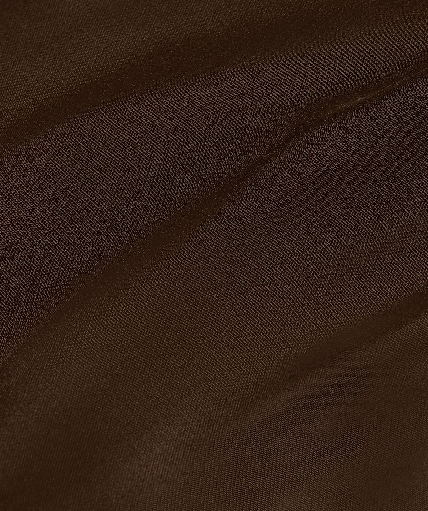Image 30: Close-up van een overslag maxi rok in satijn look in de kleur Brown