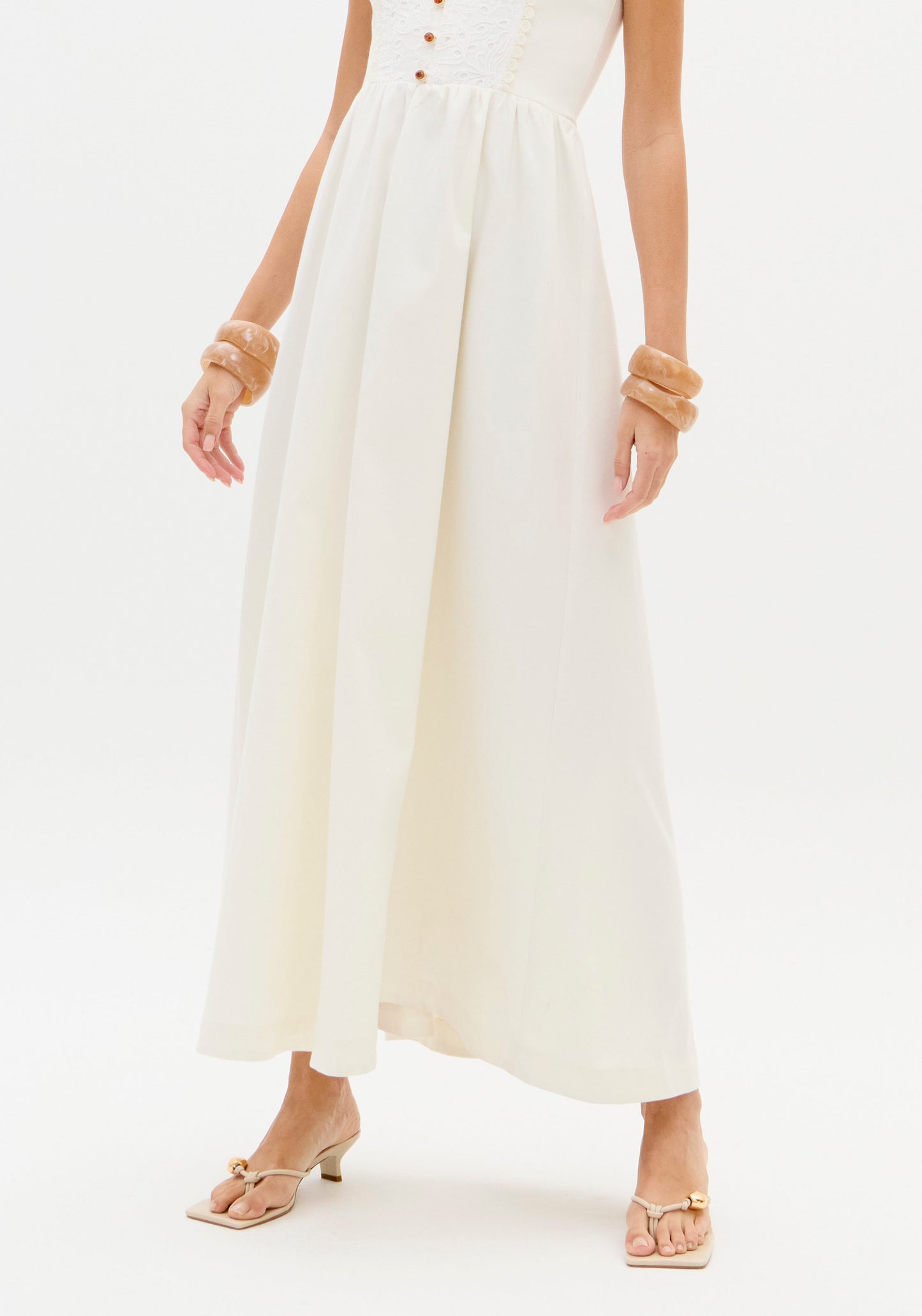 Vestido Midi Branco Botões Frontais Alças Finas — Lança Perfume