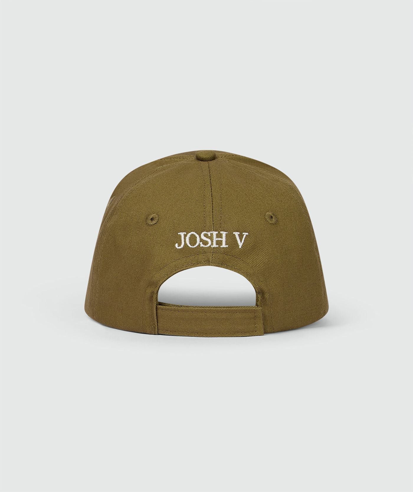 Image 5: Achterzijde van een pet in de kleur Olive Green met het JOSH V logo op de achterkant, weergegeven op een lichtgrijze achtergrond