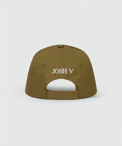 Image 5: Achterzijde van een pet in de kleur Olive Green met het JOSH V logo op de achterkant, weergegeven op een lichtgrijze achtergrond