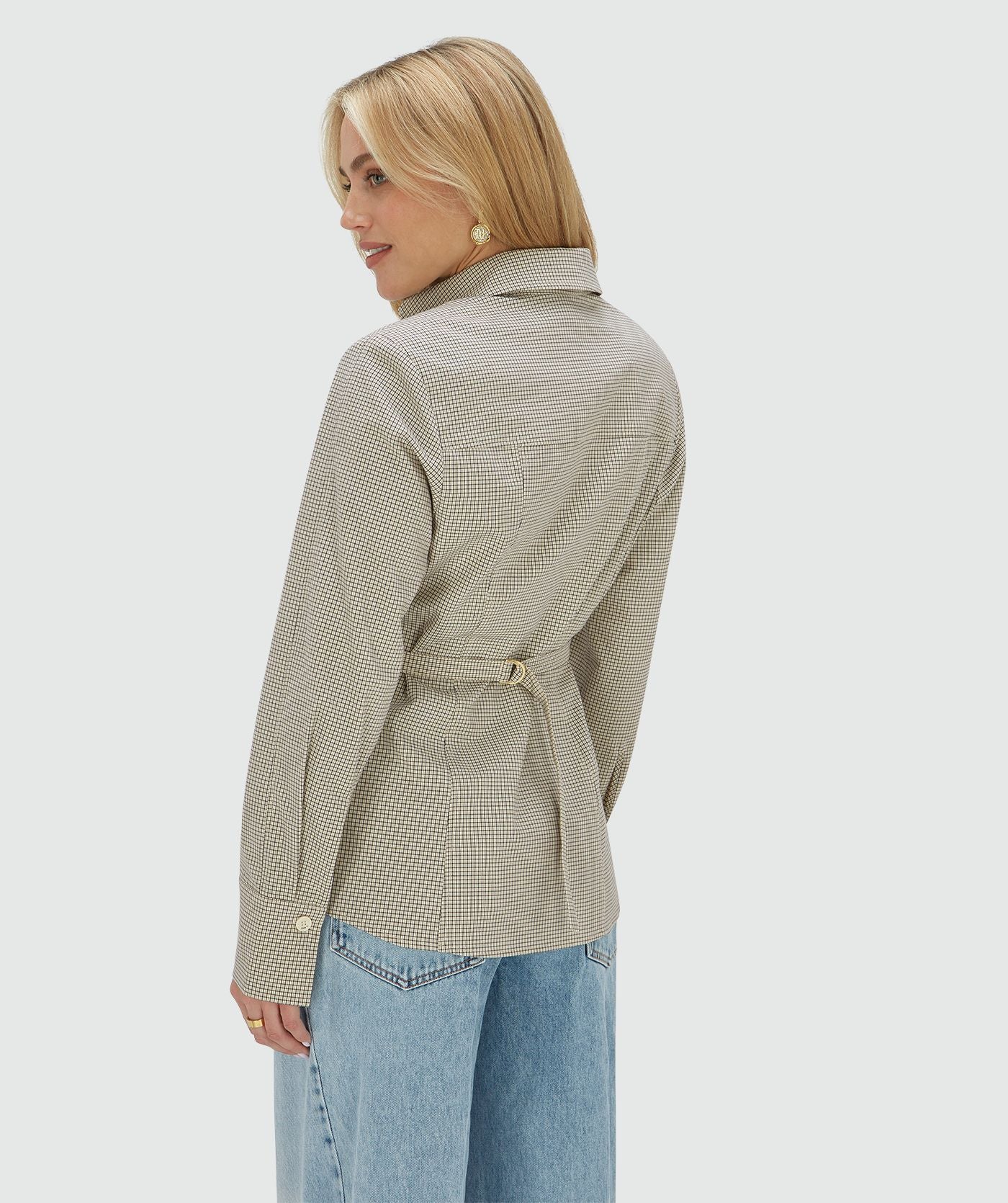 Image 32: Achteraanzicht van een model in een fitted blouse met schoudervullingen in het Stone Check-patroon