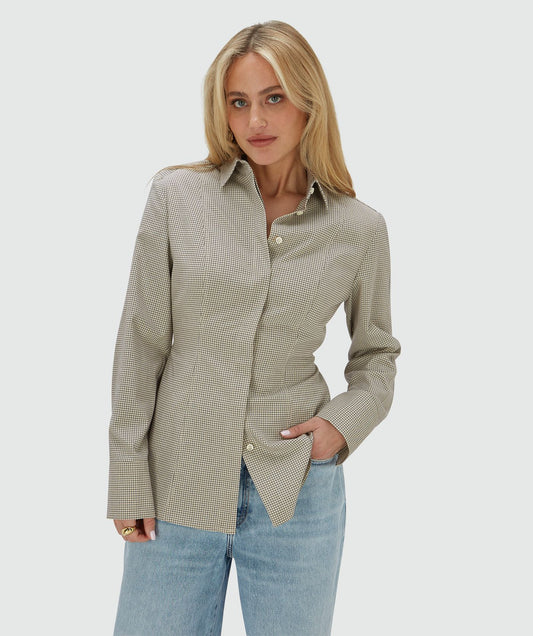 Image 22: Model draagt een fitted blouse met schoudervullingen in het Stone Check-patroon