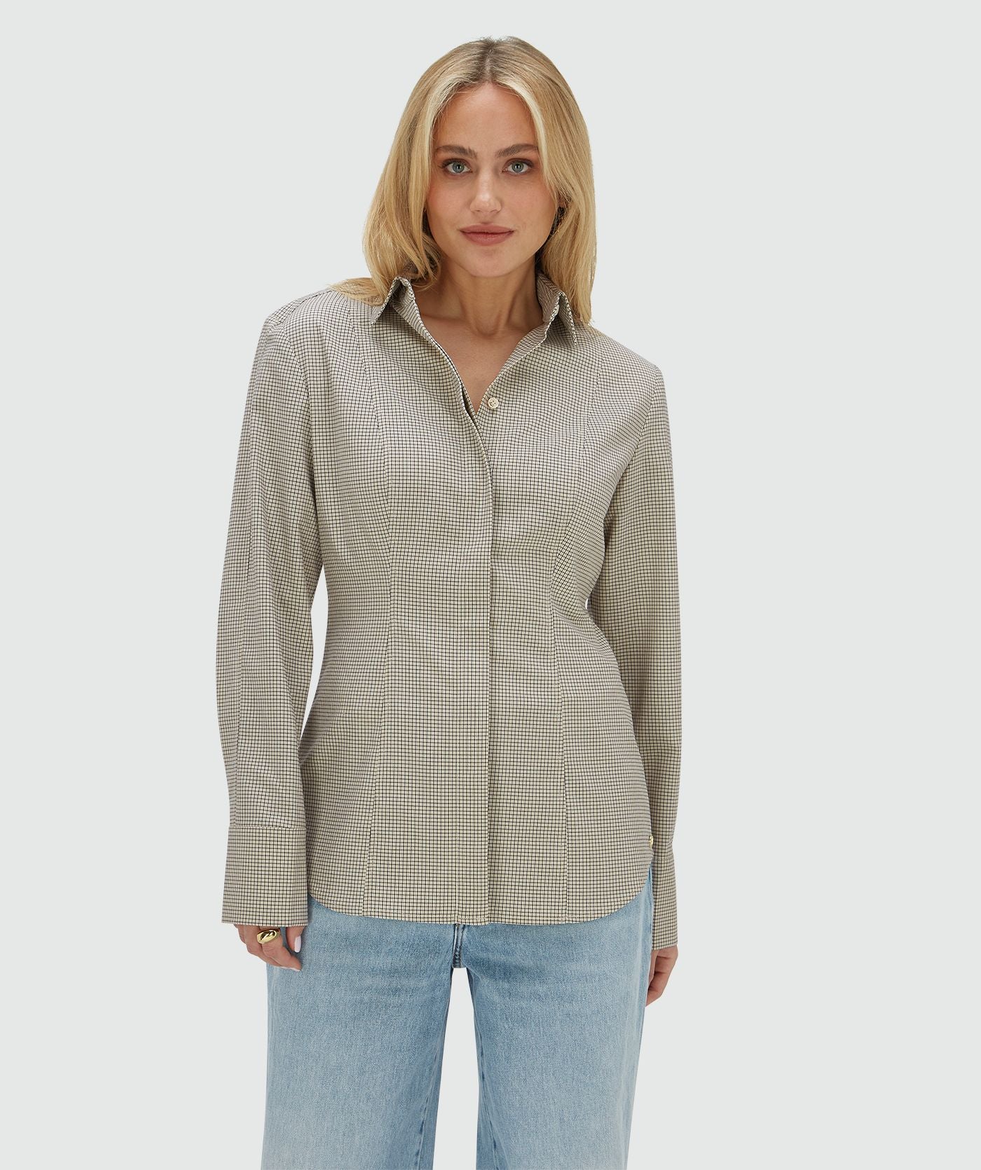 Image 26: Model draagt een fitted blouse met schoudervullingen in het Stone Check-patroon