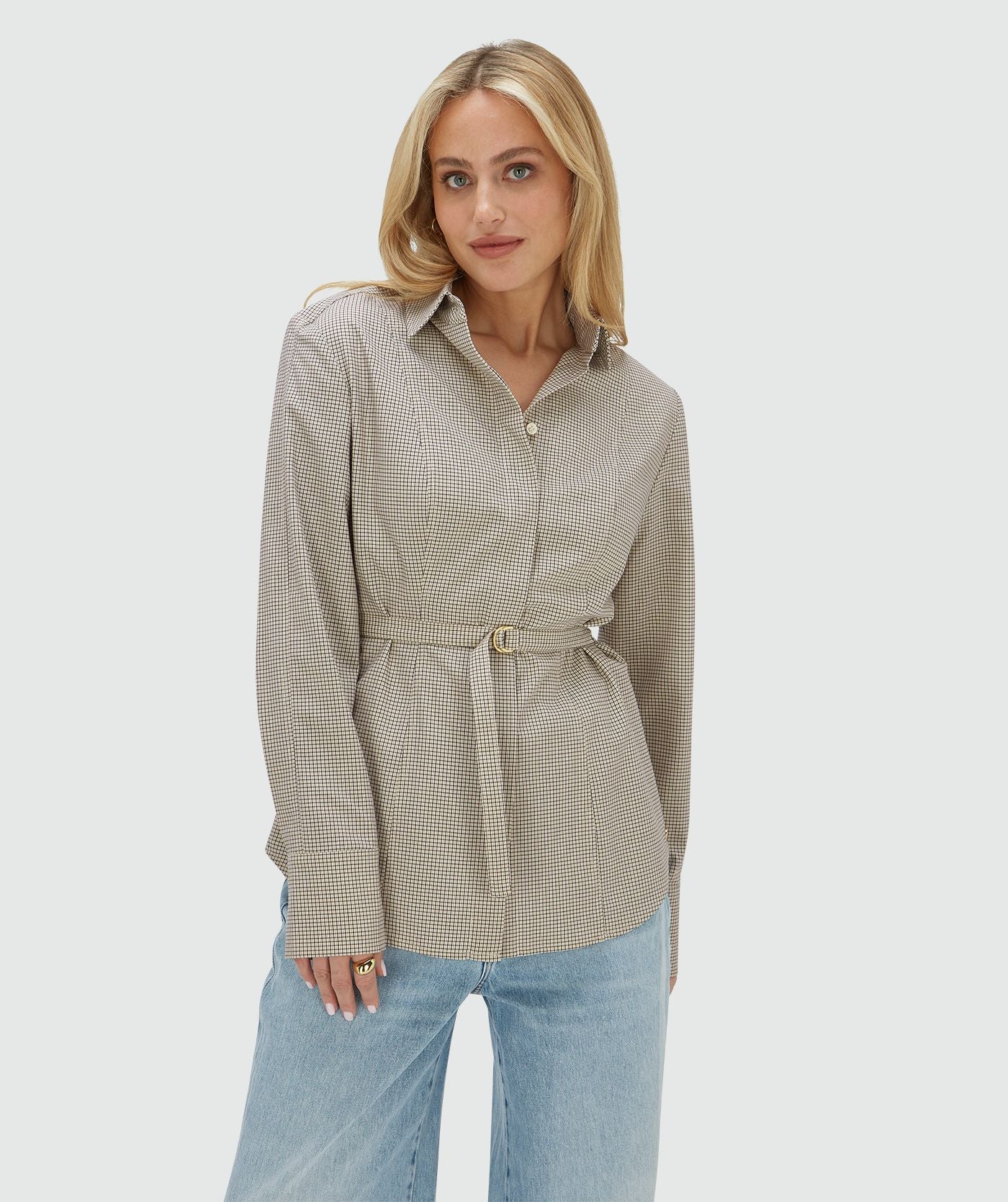 Image 28: Model draagt een fitted blouse met schoudervullingen in het Stone Check-patroon