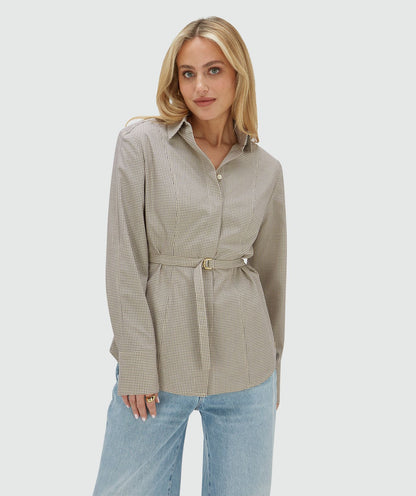 Image 28: Model draagt een fitted blouse met schoudervullingen in het Stone Check-patroon