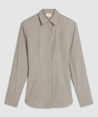 Image 34: Een fitted blouse met schoudervullingen in het Stone Check-patroon, weergegeven op een lichtgrijze achtergrond