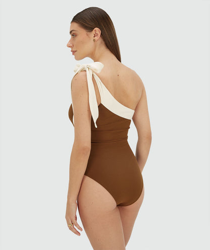 Image 26: Achterzijde van een model in een badpak met strikbandje in de kleur Brown Ecru