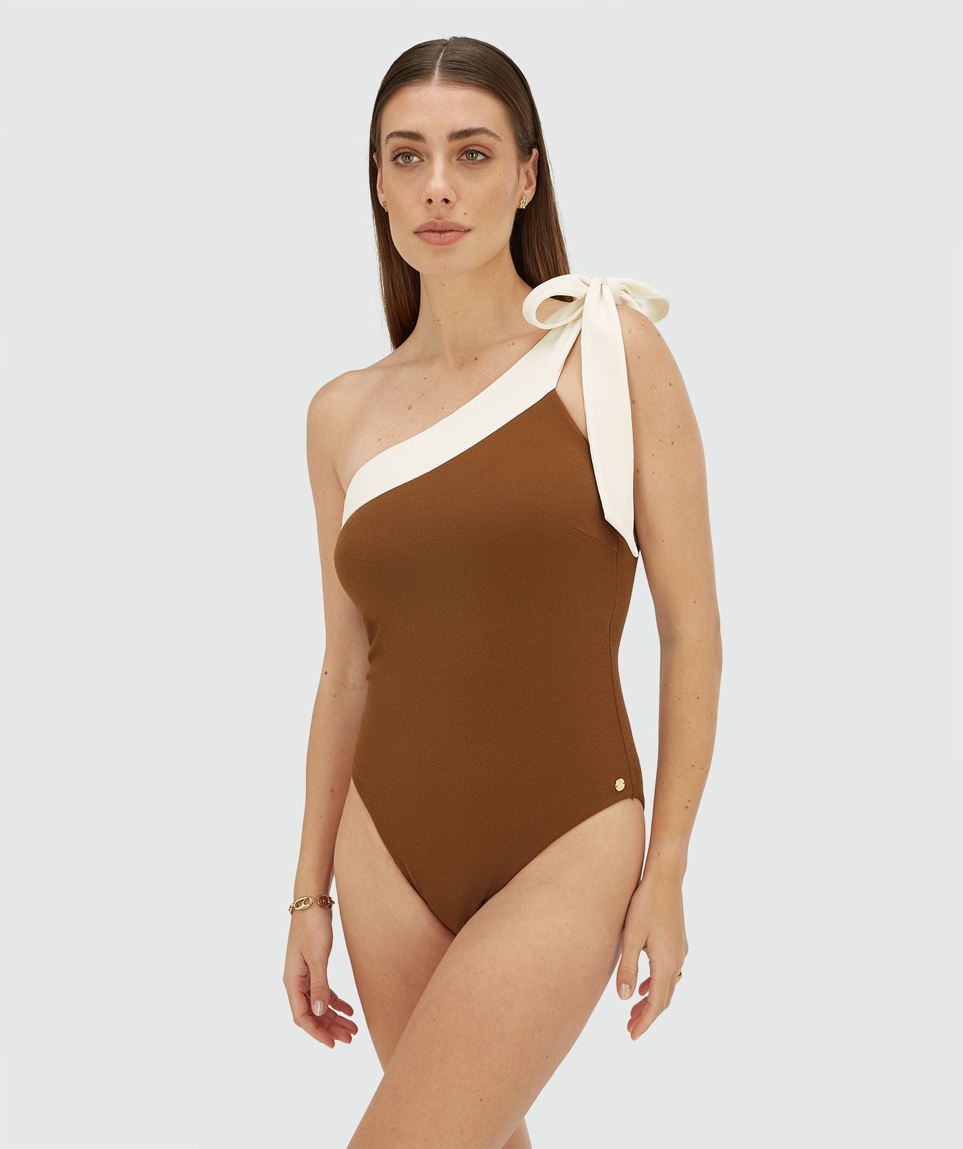 Image 20: Model draagt een badpak met strikbandje in de kleur Brown Ecru