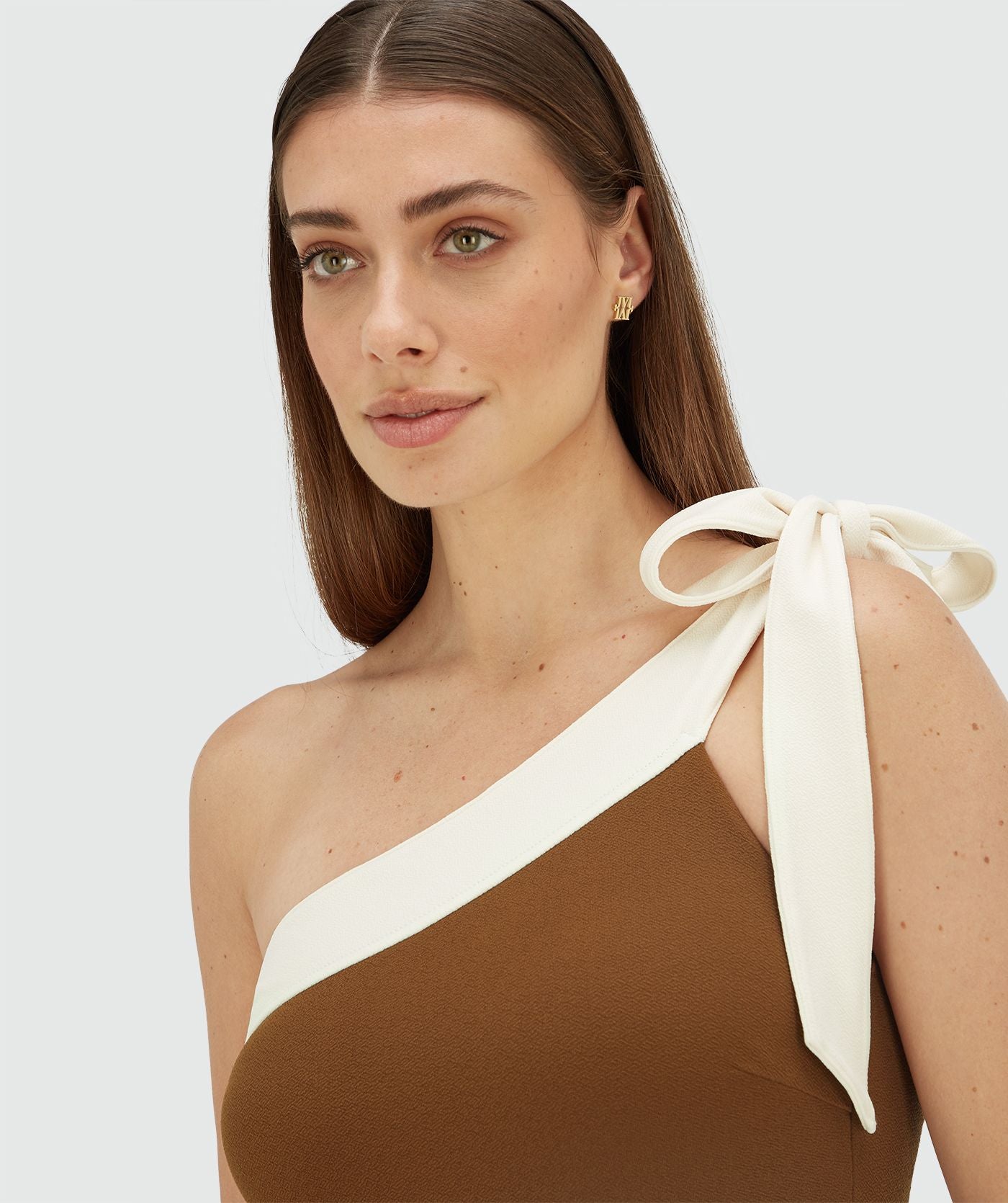 Image 22: Model draagt een badpak met strikbandje in de kleur Brown Ecru