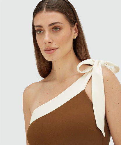 Image 22: Model draagt een badpak met strikbandje in de kleur Brown Ecru