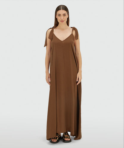 Image 18: Model draagt een maxi jurk met striksluiting in de kleur Brown