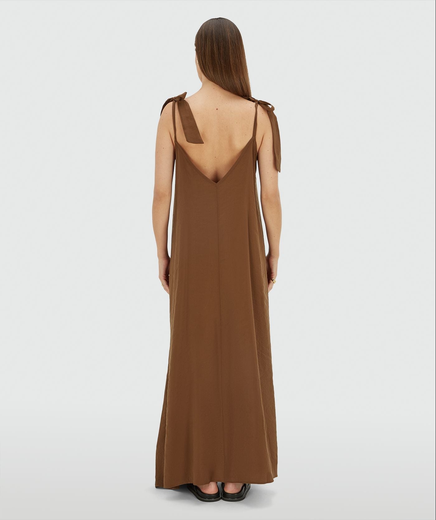 Image 21: Achteraanzicht van een model in een maxi jurk met striksluiting in de kleur Brown
