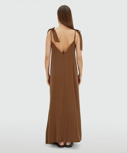 Image 21: Achteraanzicht van een model in een maxi jurk met striksluiting in de kleur Brown