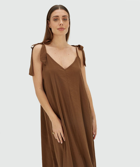 Image 19: Model draagt een maxi jurk met striksluiting in de kleur Brown