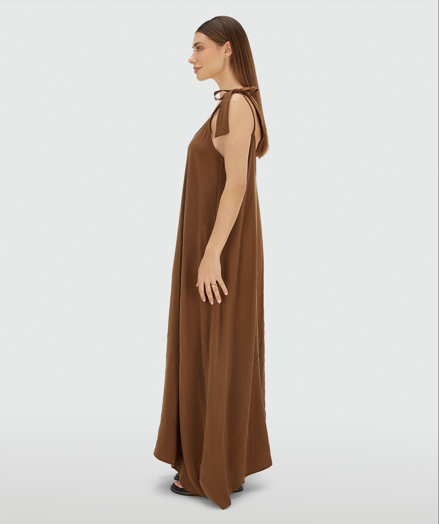 Image 20: Zijaanzicht van een model in een maxi jurk met striksluiting in de kleur Brown