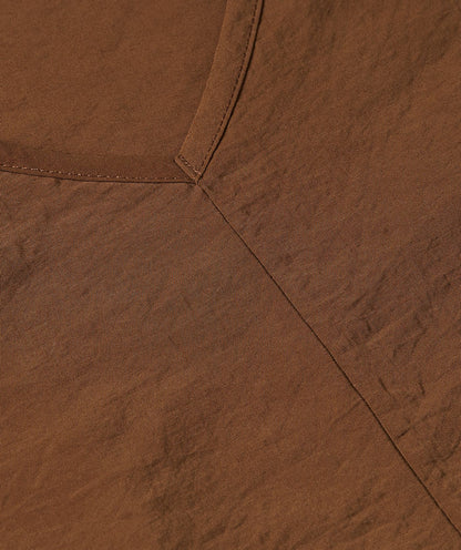 Image 23: Close-up van maxi jurk met striksluiting in de kleur Brown