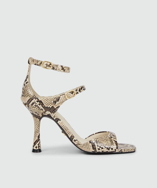 Image 14: Sandalen met snake print, weergegeven op een lichtgrijze achtergrond