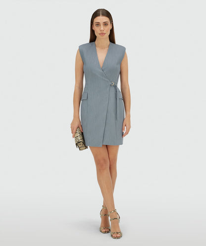 Image 32: Model draagt een overslagjurk in de kleur Sky Blue Melange