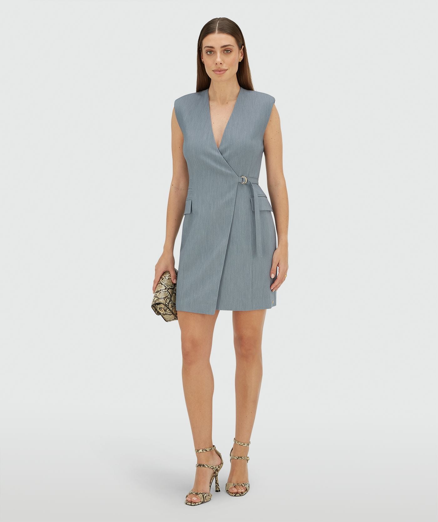 Image 26: Model draagt een overslagjurk in de kleur Sky Blue Melange