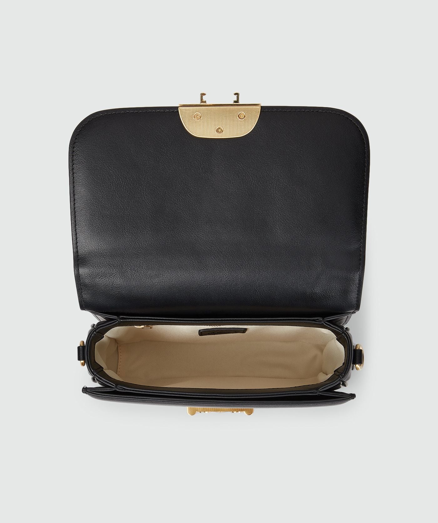 Image 7: Bovenaanzicht van een tas in het zwart met een goudkleurige bucklesluiting en een verstelbare band, waarbij ook het binnenvak met ritssluiting zichtbaar is