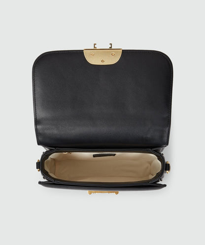 Image 7: Bovenaanzicht van een tas in het zwart met een goudkleurige bucklesluiting en een verstelbare band, waarbij ook het binnenvak met ritssluiting zichtbaar is