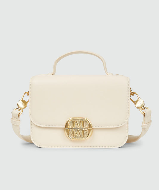 Image 3: Vooraanzicht van een tas in Crème White met een goudkleurige bucklesluiting