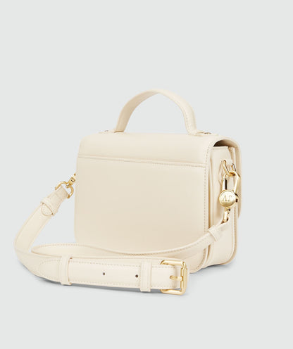 Image 5: Achteraanzicht van een tas in Crème White met een goudkleurige bucklesluiting en een verstelbare band
