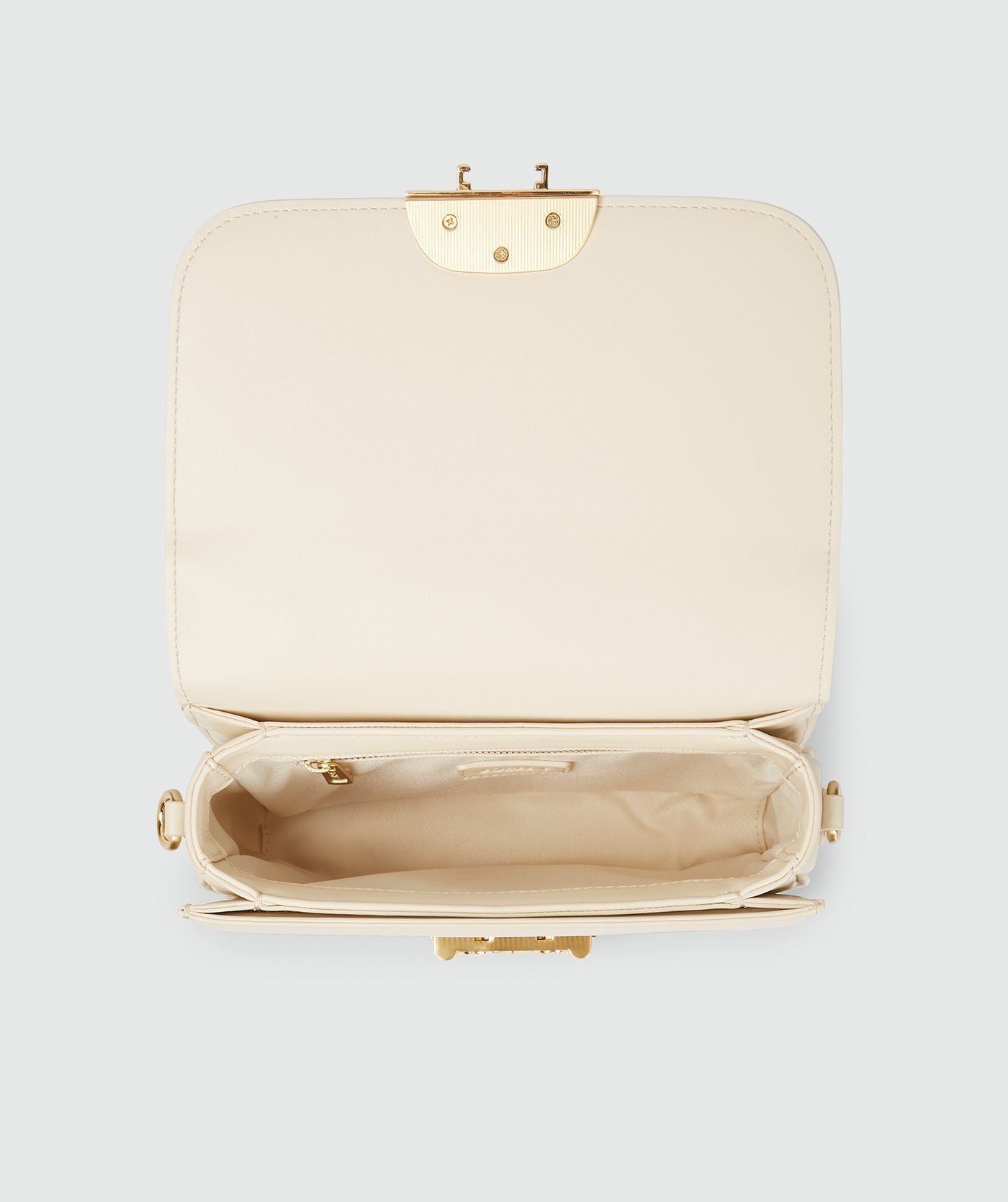 Image 7: Bovenaanzicht van een tas in Crème White met een goudkleurige bucklesluiting en een verstelbare band, waarbij ook het binnenvak met ritssluiting zichtbaar is