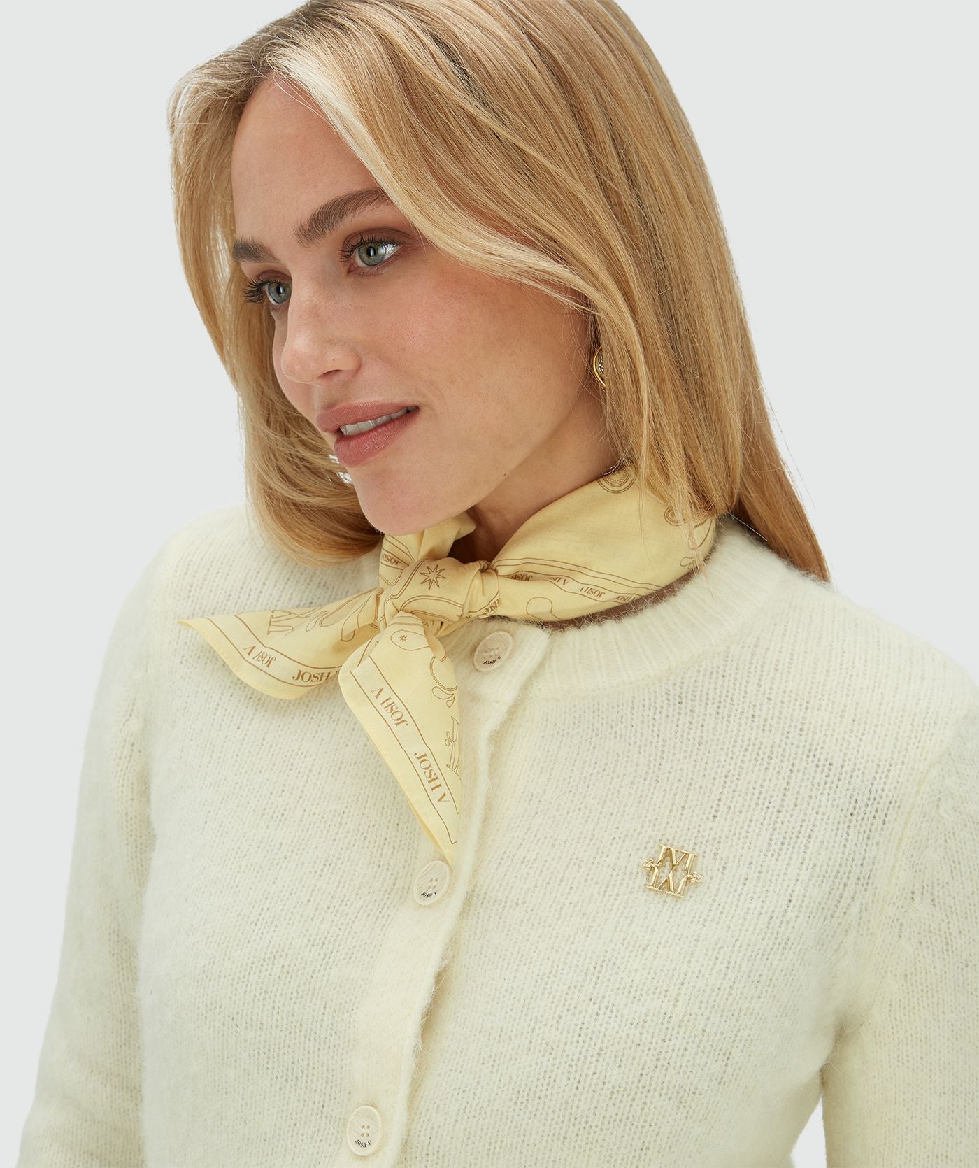 Image 14: Model draagt een sjaal geknoopt om haar nek in de kleur Butter Yellow