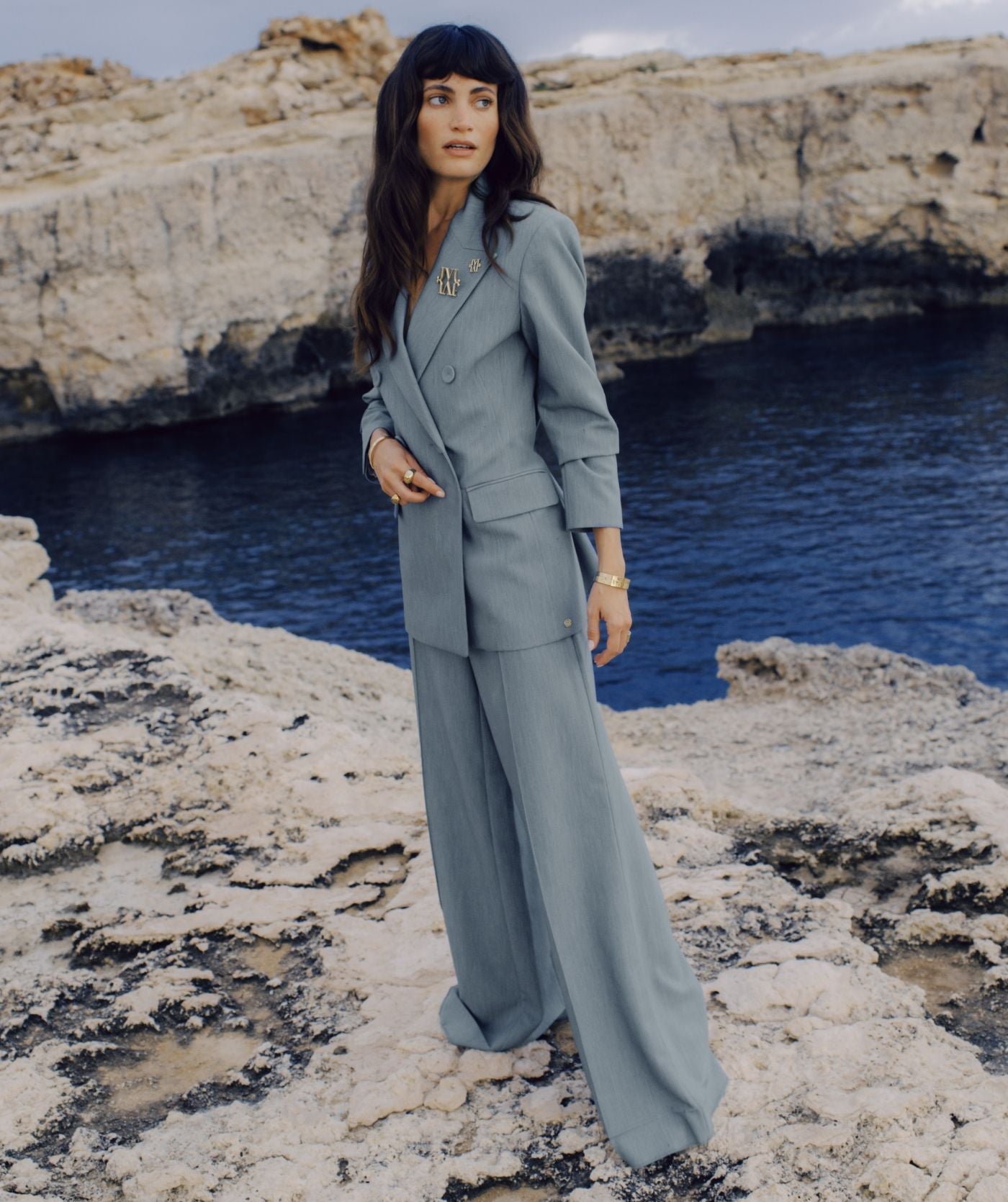 Image 58: Model draagt een fitted blazer in de kleur Sky Blue Melange