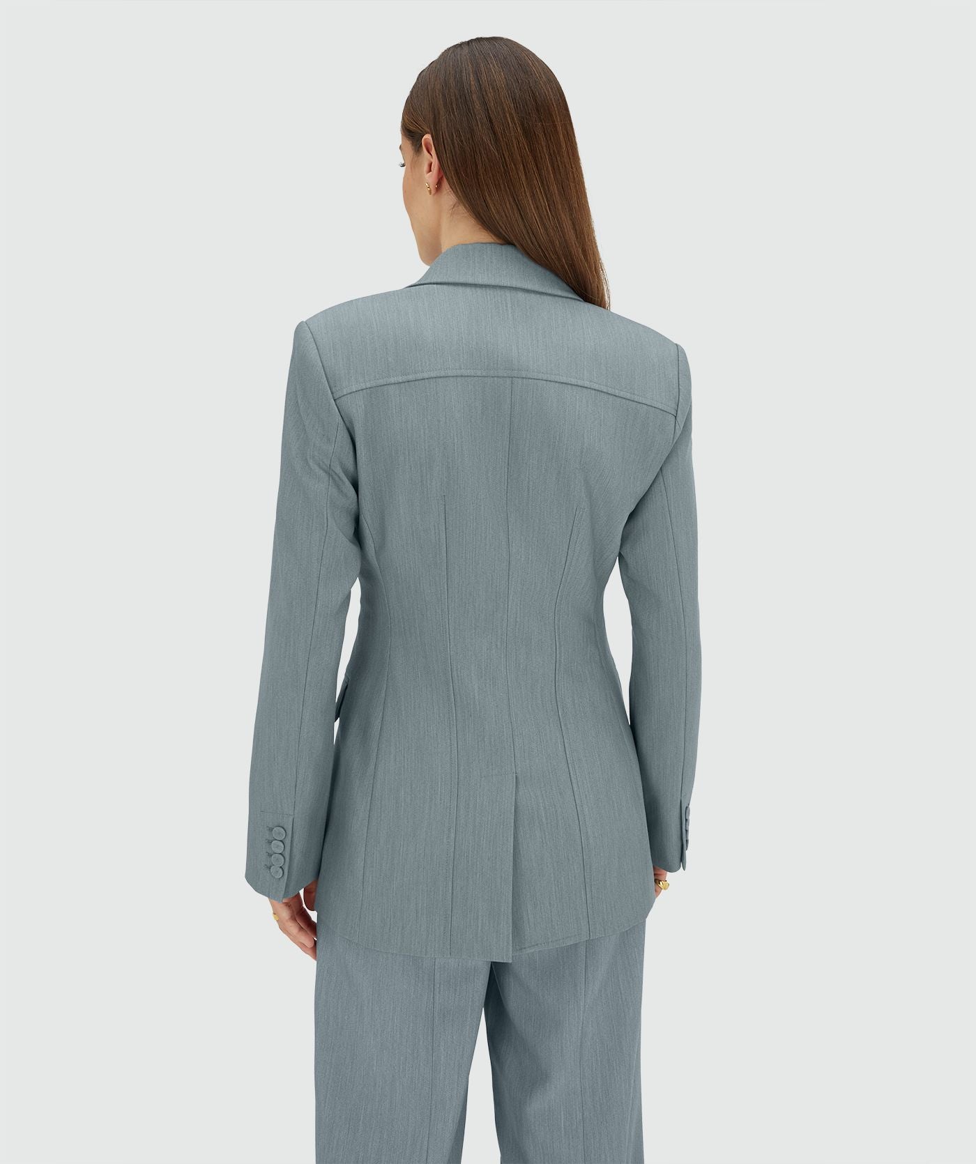 Image 52: Achterzijde van een model in een fitted blazer in de kleur Sky Blue Melange
