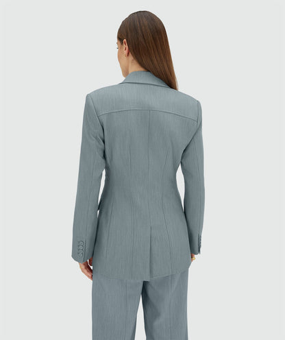 Image 52: Achterzijde van een model in een fitted blazer in de kleur Sky Blue Melange