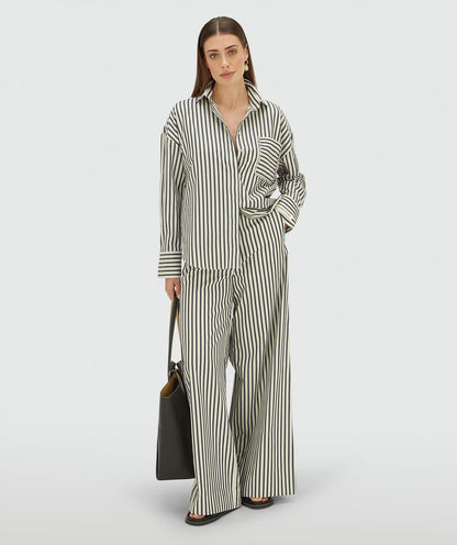 Image 4: Model draagt een oversized blouse met strepen in de kleur Blue Stripe met strass steentjes rond de borstzak
