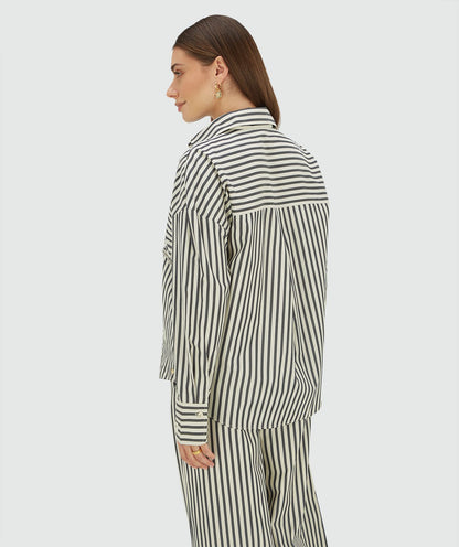 Image 8: Achteraanzicht van een model in een oversized blouse met strepen in de kleur Blue Stripe 