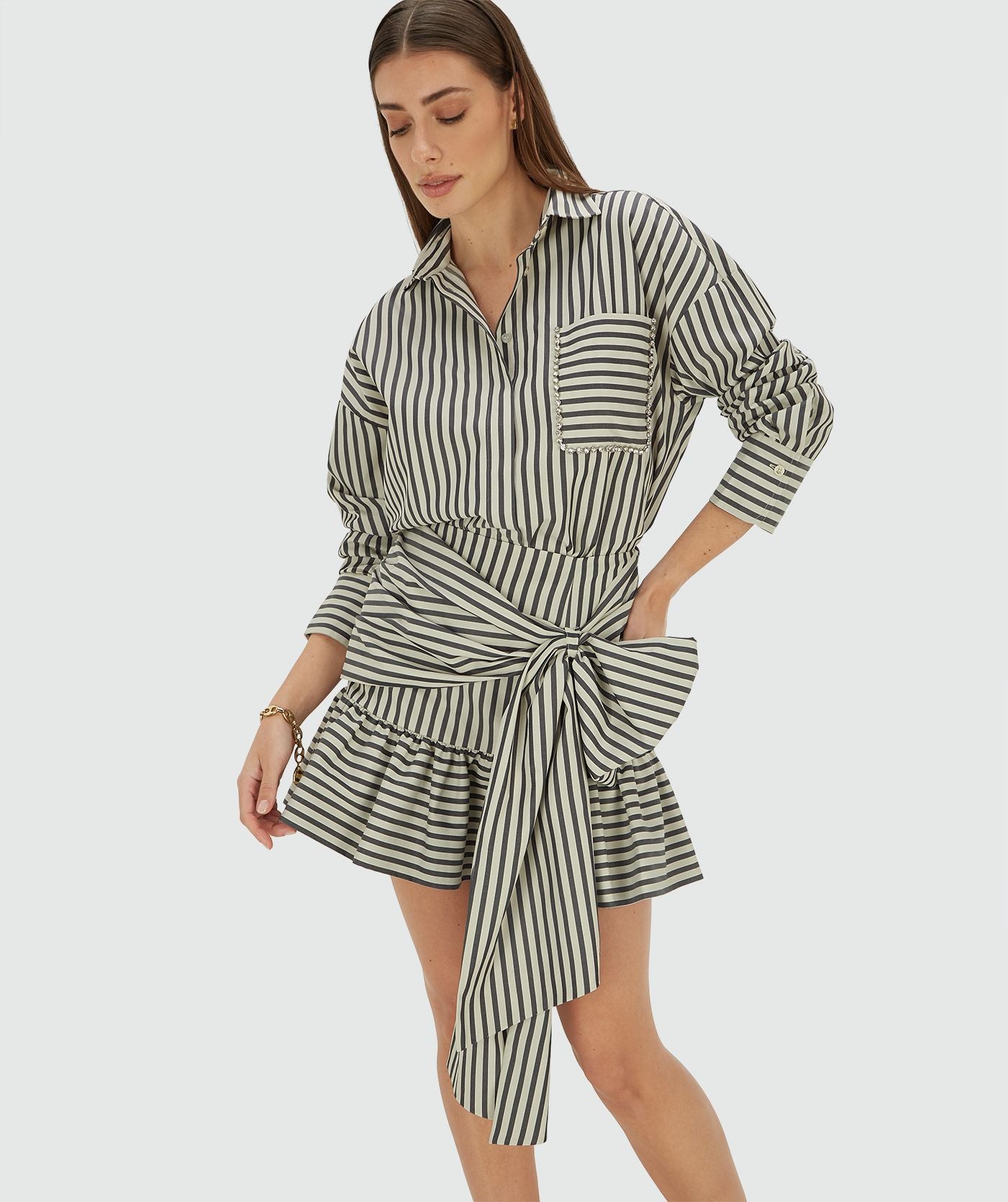 Image 7: Model draagt een oversized blouse met strepen in de kleur Blue Stripe met strass steentjes rond de borstzak
