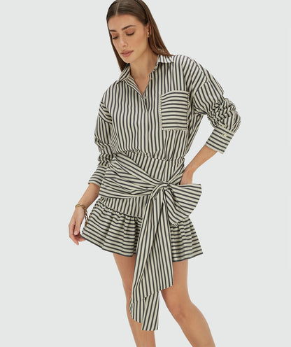 Image 7: Model draagt een oversized blouse met strepen in de kleur Blue Stripe met strass steentjes rond de borstzak