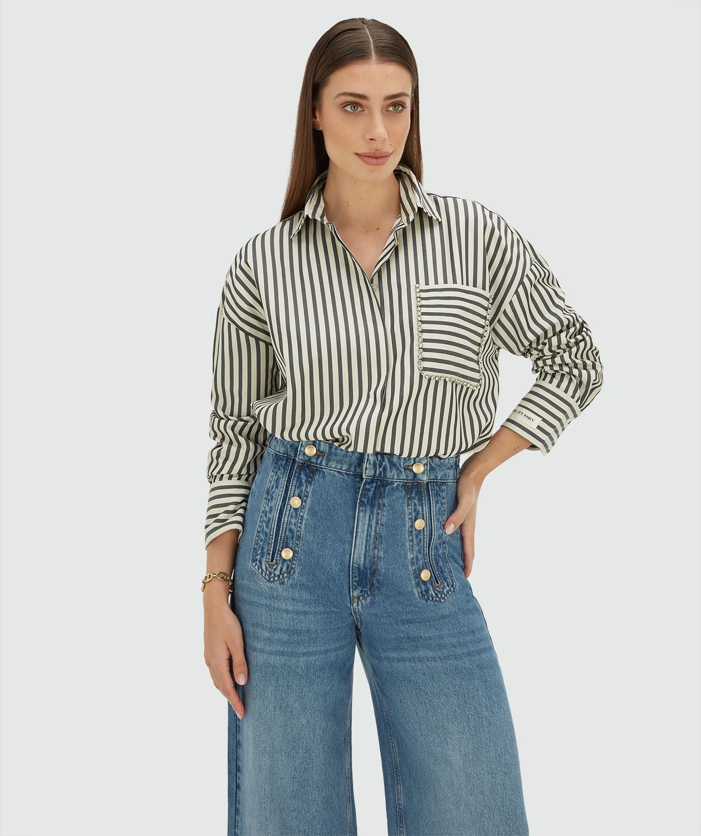 Image 5: Model draagt een oversized blouse met strepen in de kleur Blue Stripe met strass steentjes rond de borstzak