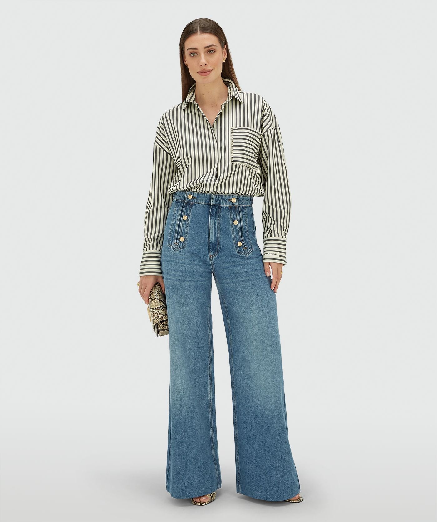 Image 6: Model draagt een oversized blouse met strepen in de kleur Blue Stripe met strass steentjes rond de borstzak