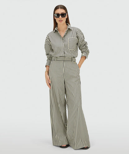 Image 3: Model draagt een oversized blouse met strepen in de kleur Blue Stripe met strass steentjes rond de borstzak