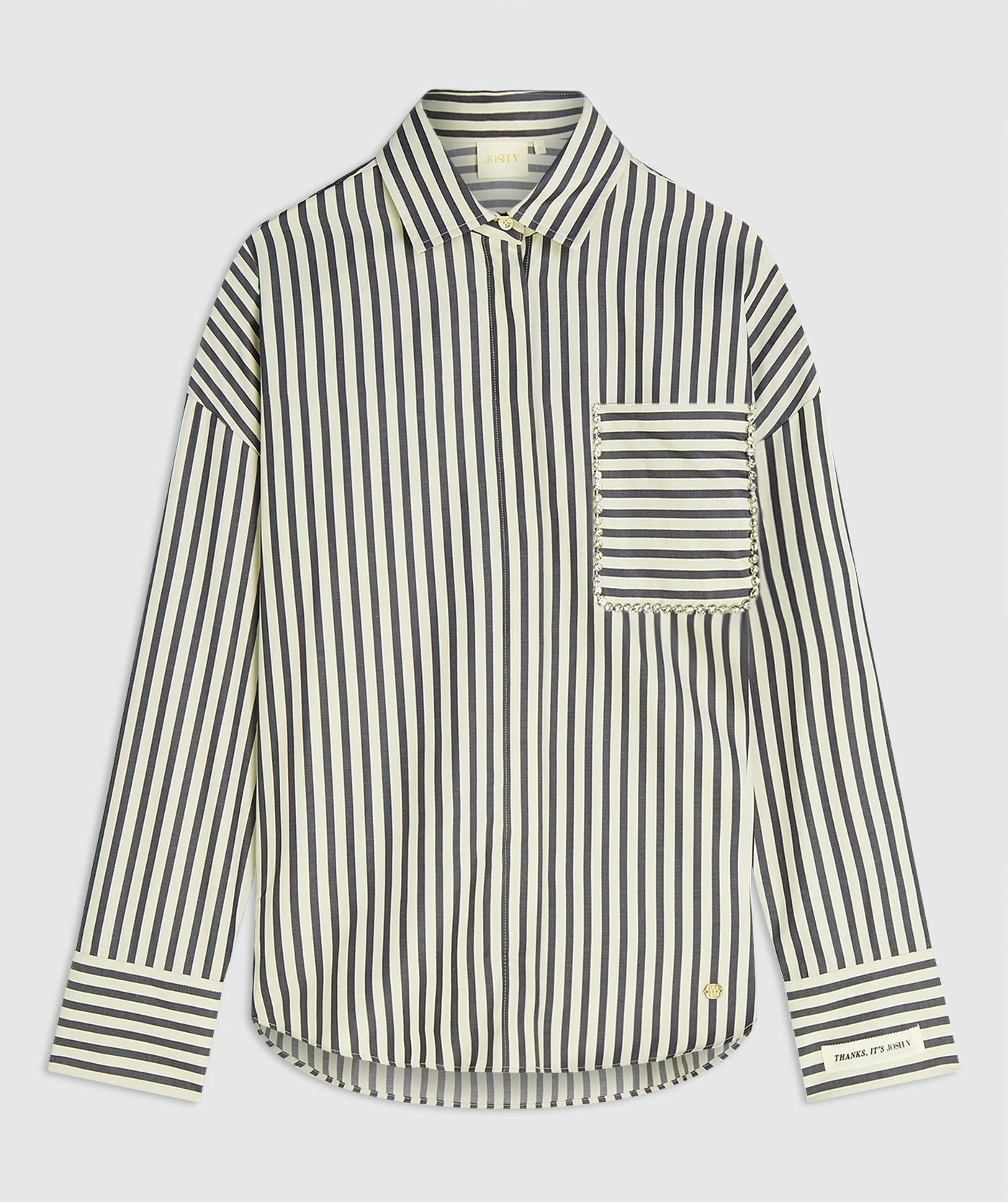 Image 9: Een oversized blouse met strepen in de kleur Blue Stripe met strass steentjes rond de borstzak, zonder model en weergegeven op een lichtgrijze achtergrond
