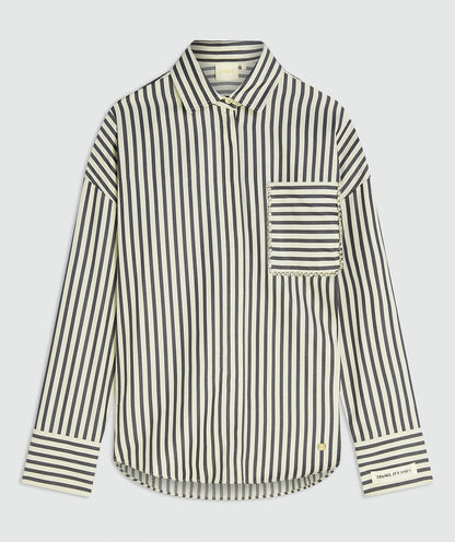 Image 9: Een oversized blouse met strepen in de kleur Blue Stripe met strass steentjes rond de borstzak, zonder model en weergegeven op een lichtgrijze achtergrond
