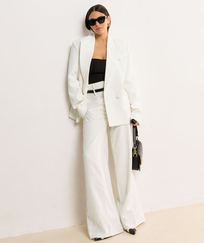 Image 10: Model draagt een Off White oversized blazer 