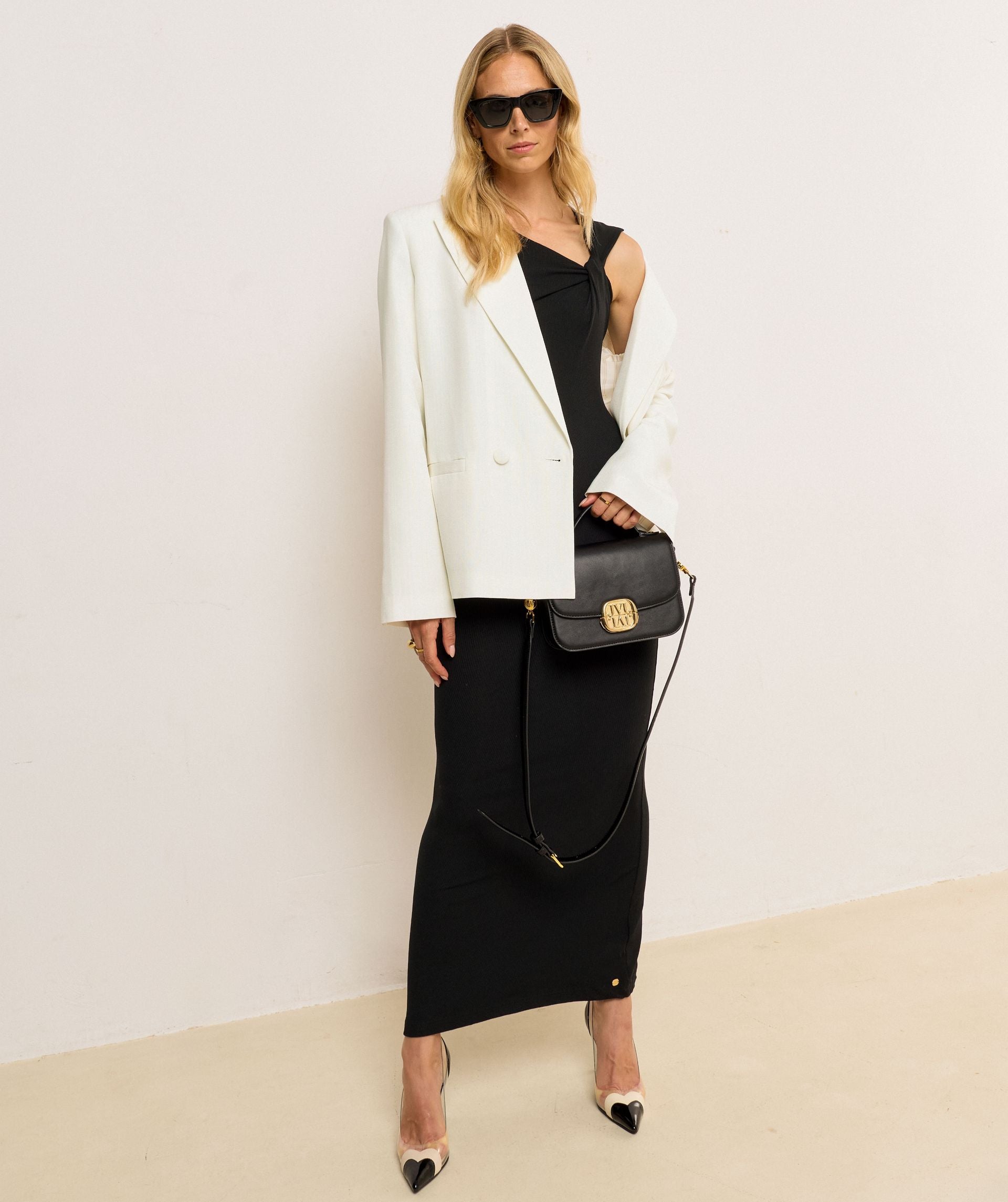 Image 11: Model draagt een Off White oversized blazer 