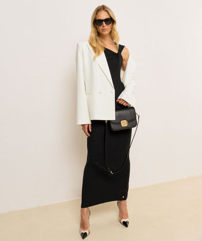 Image 11: Model draagt een Off White oversized blazer 