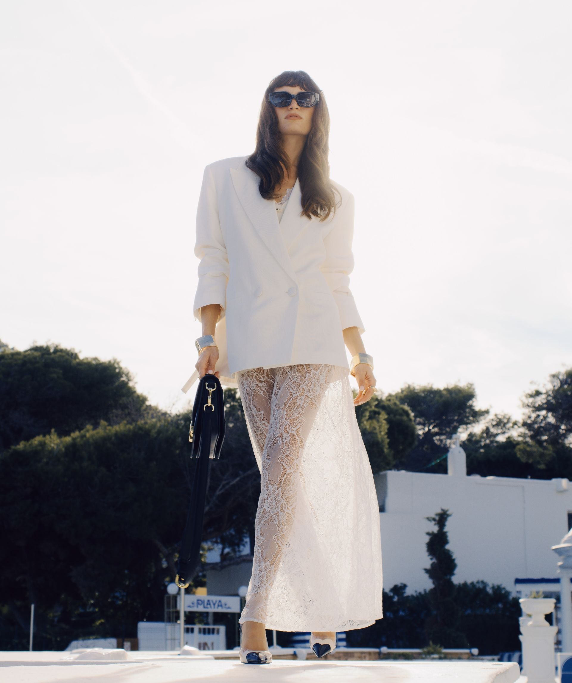 Image 13: Model draagt een Off White oversized blazer 