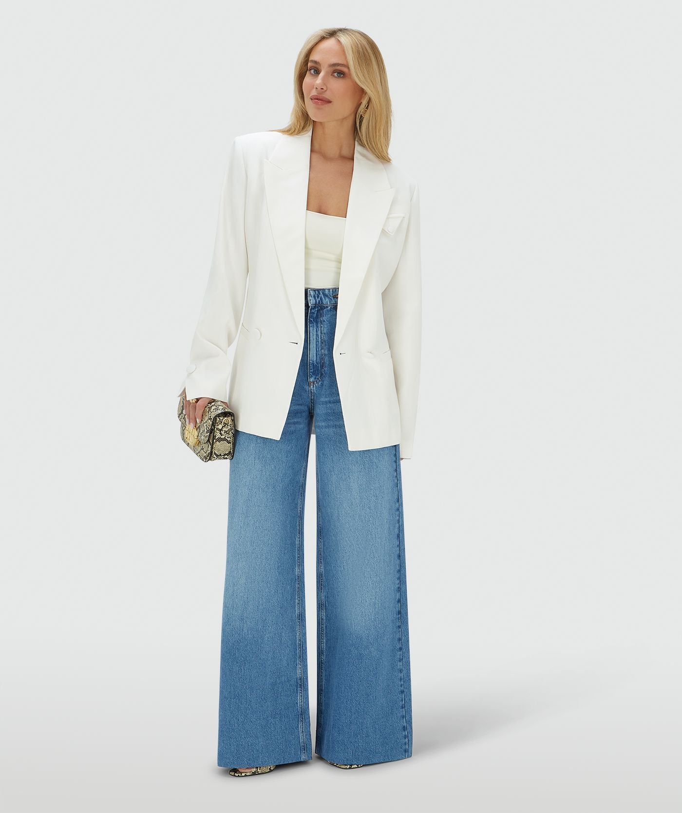 Image 3: Model draagt een Off White oversized blazer 