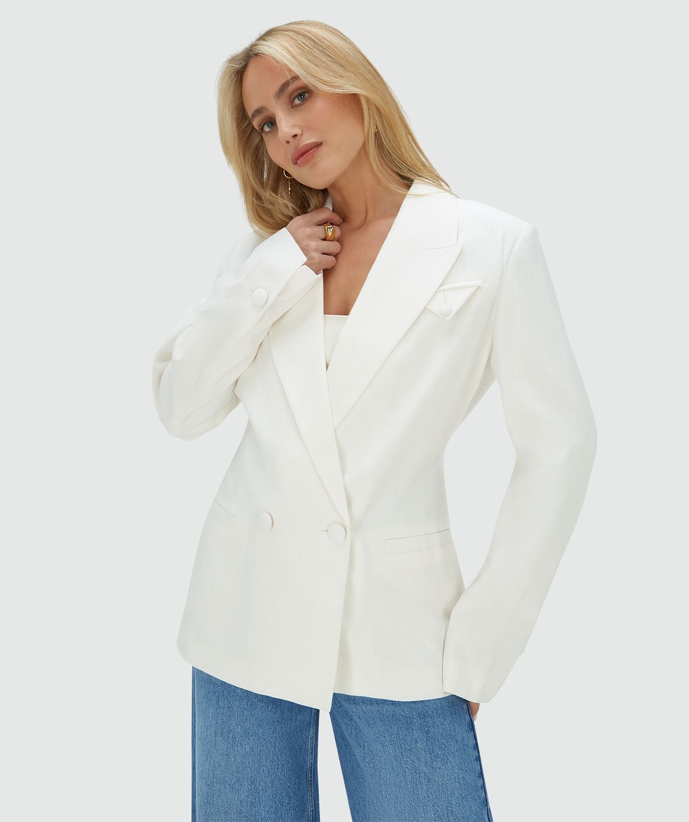 Image 1: Model draagt een Off White oversized blazer 